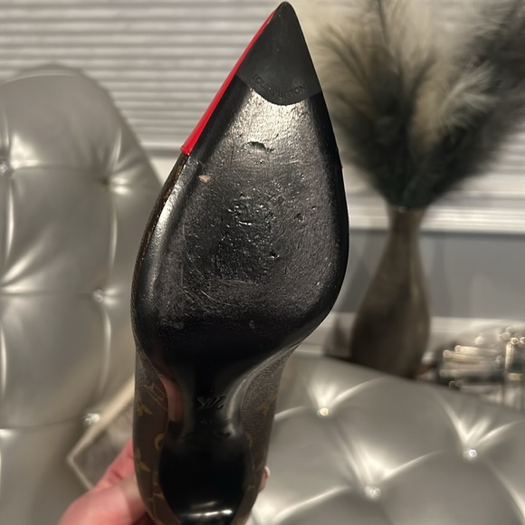 Louis Vuitton monogrammed pump with red patent toe. - Picture 4 of 5